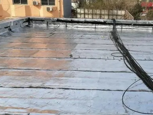 西宁卫生间漏水维修公司分享下西宁屋面楼顶防水刚性防水层施工要点。